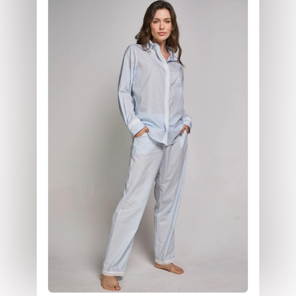 Ellipse Women’s Size M Blue and White Lightweight pajamas with lace detailing